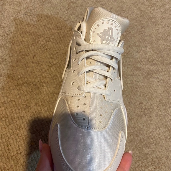 Women’s Nike Huaraches. Size 6.5. Cream/off white. - Picture 4 of 8